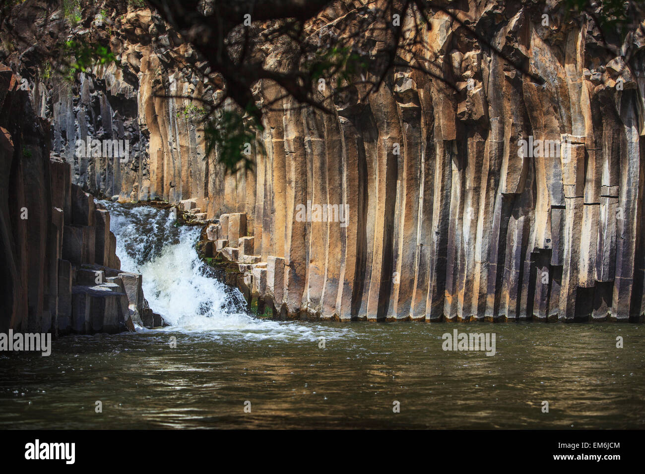 Israele, tranquilla scena di basalto colonnare; Yehudiya Riserva Naturale Foto Stock