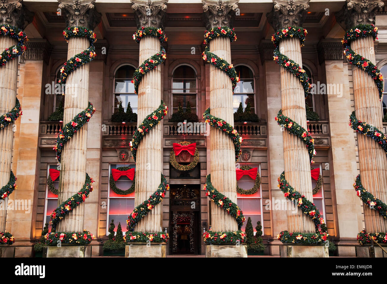 Regno Unito, Scozia, file di colonne avvolto con una ghirlanda decorazione; Edimburgo Foto Stock