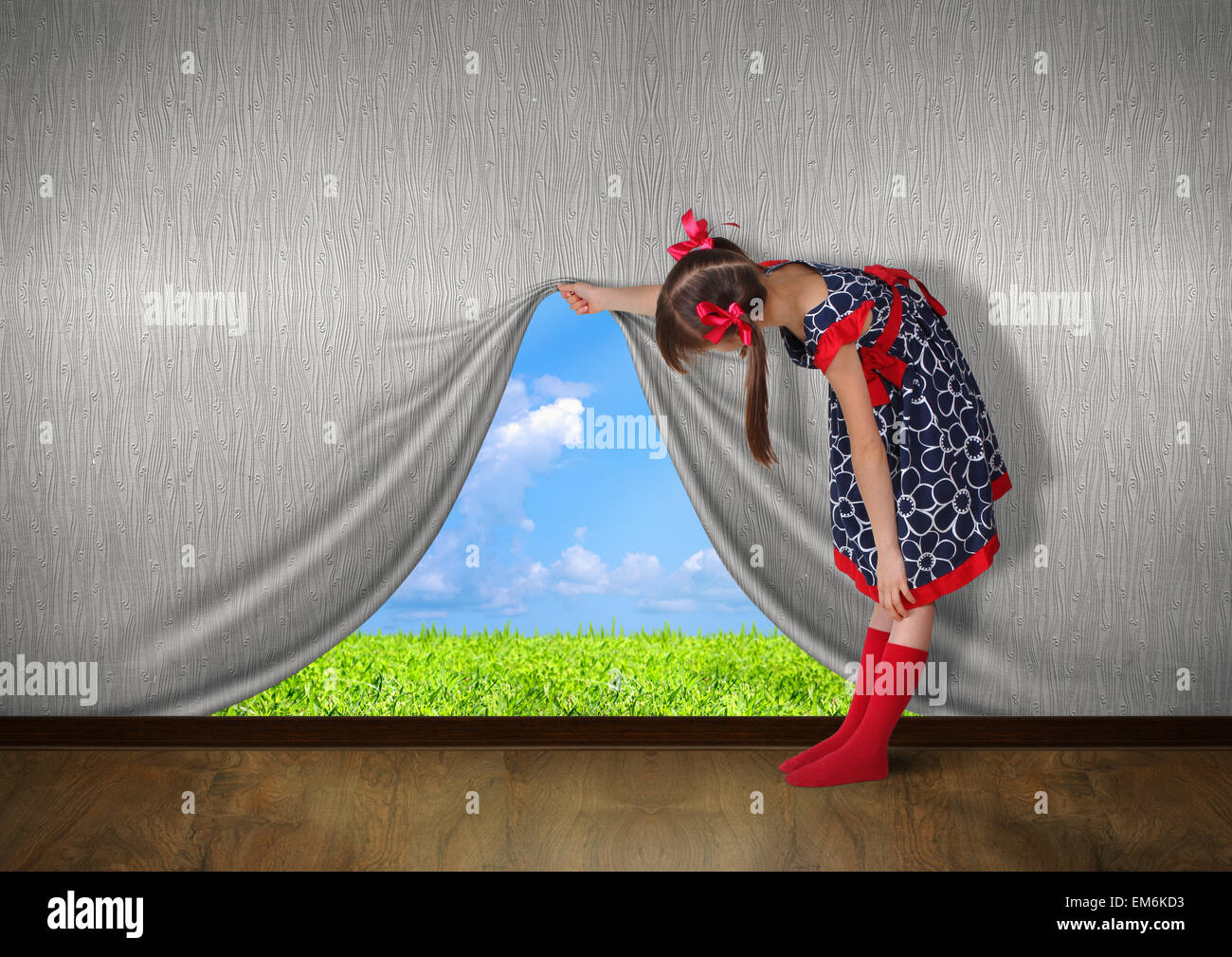 Bambino sollevare la parete e guardare sulla natura Foto Stock