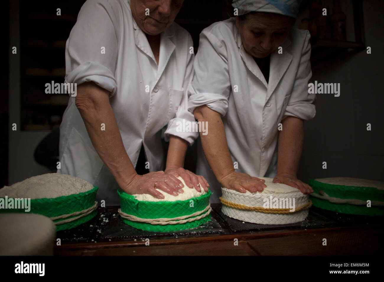 Le donne lavorano rendendo Formaggio Pecorino in Quesos Oliva formaggio artigianale rendendo workshop a Villaluenga del Rosario, Sierra de Grazalema parco naturale, la provincia di Cadiz Cadice, Andalusia, Spagna Foto Stock