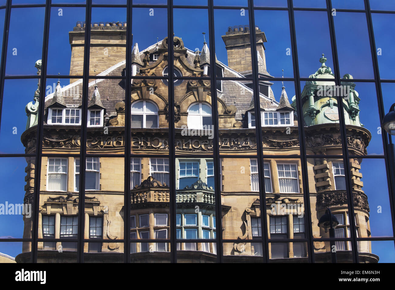 Una casa storica osservata attraverso un black metal di gate; Newcastle, Tyne and Wear, Inghilterra Foto Stock