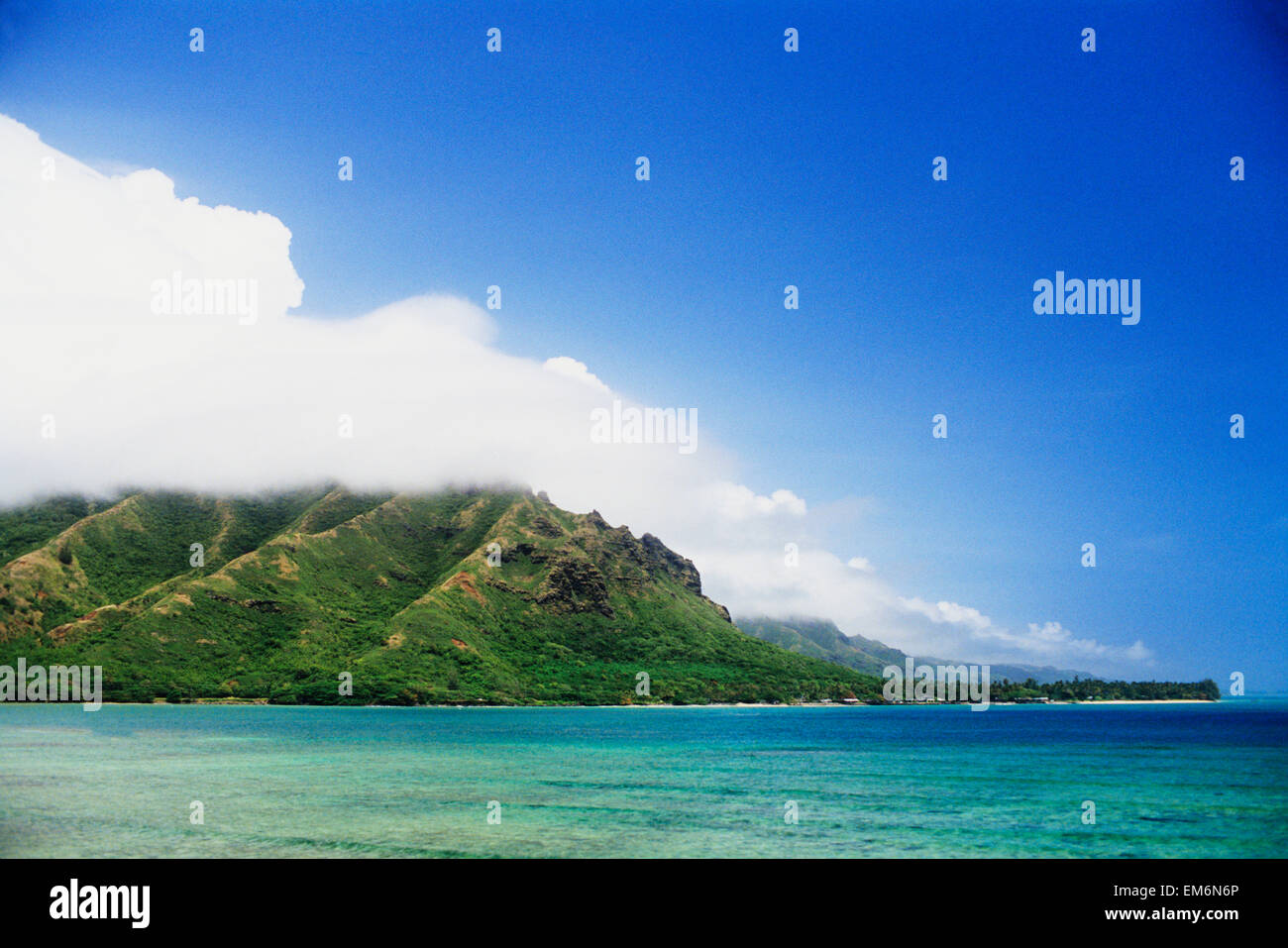 Stati Uniti d'America, Hawaii, Oahu, Costa sopravento; Kahana Bay, e punto Makalii Foto Stock