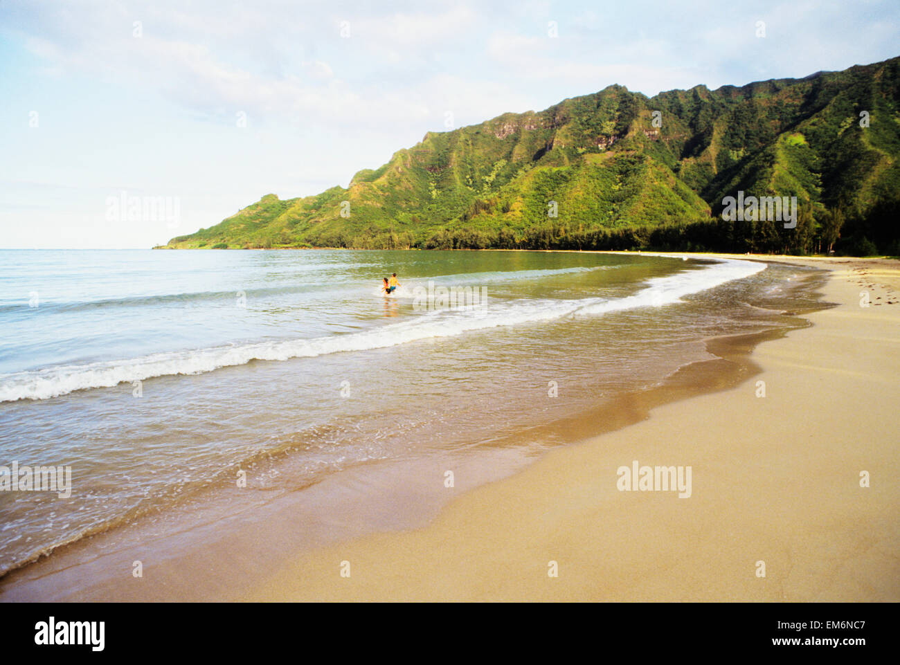 Stati Uniti d'America, Hawaii, Oahu, giovane giocando in acqua; Kahana Bay Foto Stock