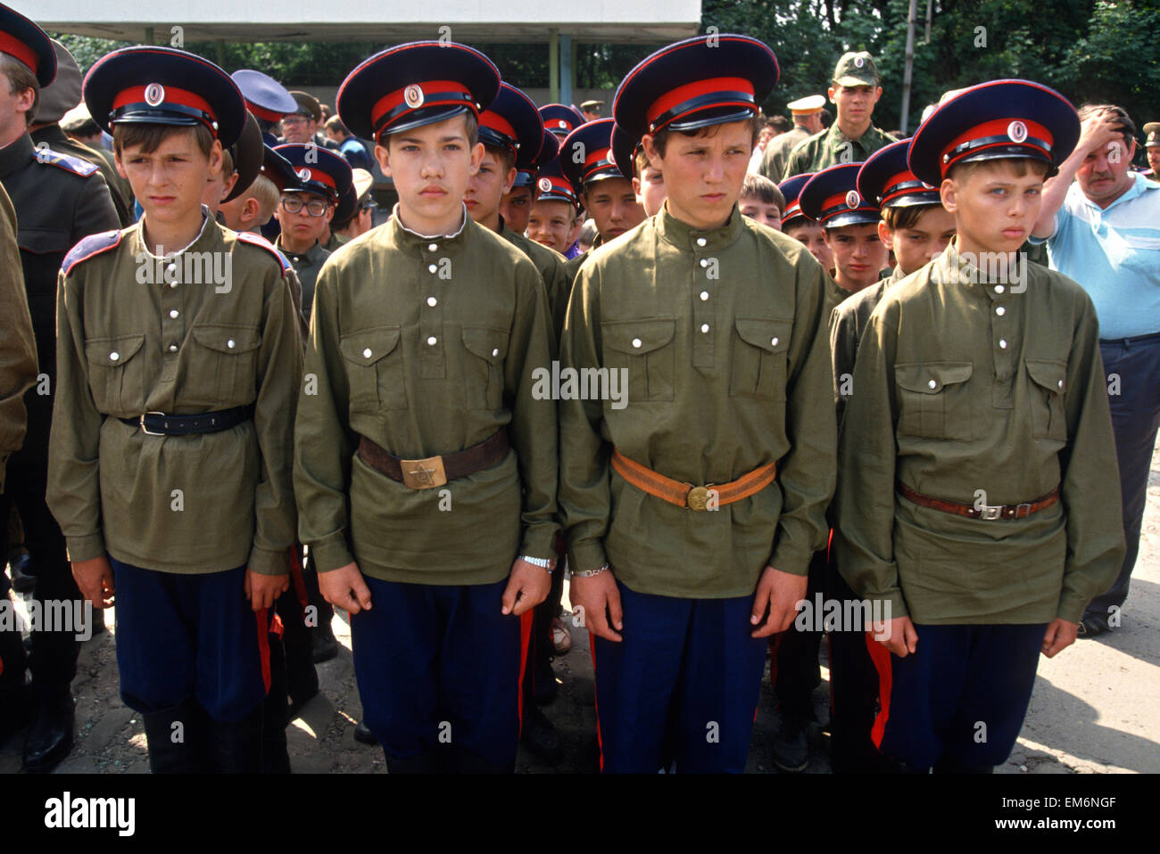 Giovane russa Don cosacchi stand ad attenzione prima di marciare in parata al Don cosacco Scuola Militare di Novocherkassk, Russia. Gli studenti partecipano a l'annuale Festival di Cosacchi la raccolta di unità da circa la Russia. Foto Stock