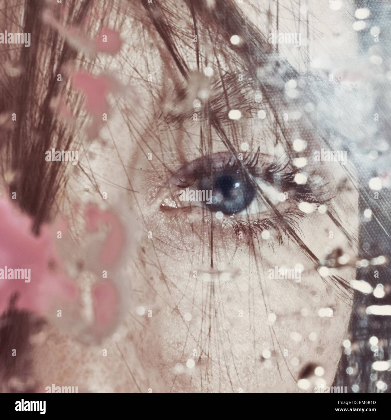 Bellissima femmina occhio attraverso il vetro sporco closeup Foto Stock