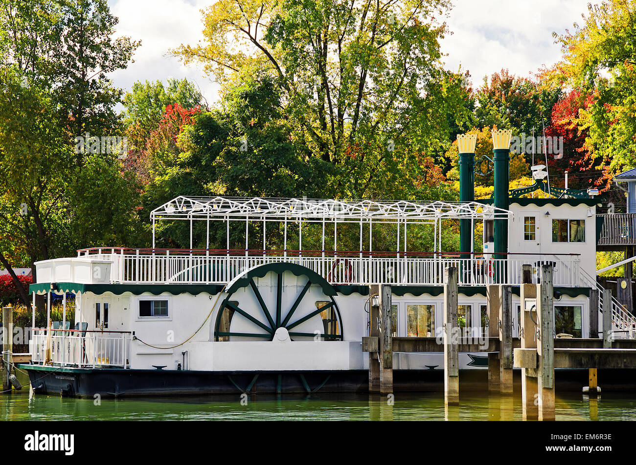 Ruota a palette ferry boat ancorata in barca in autunno. Foto Stock
