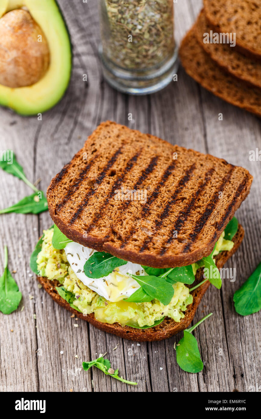 Sandwich con avocado e Uovo affogato Foto Stock
