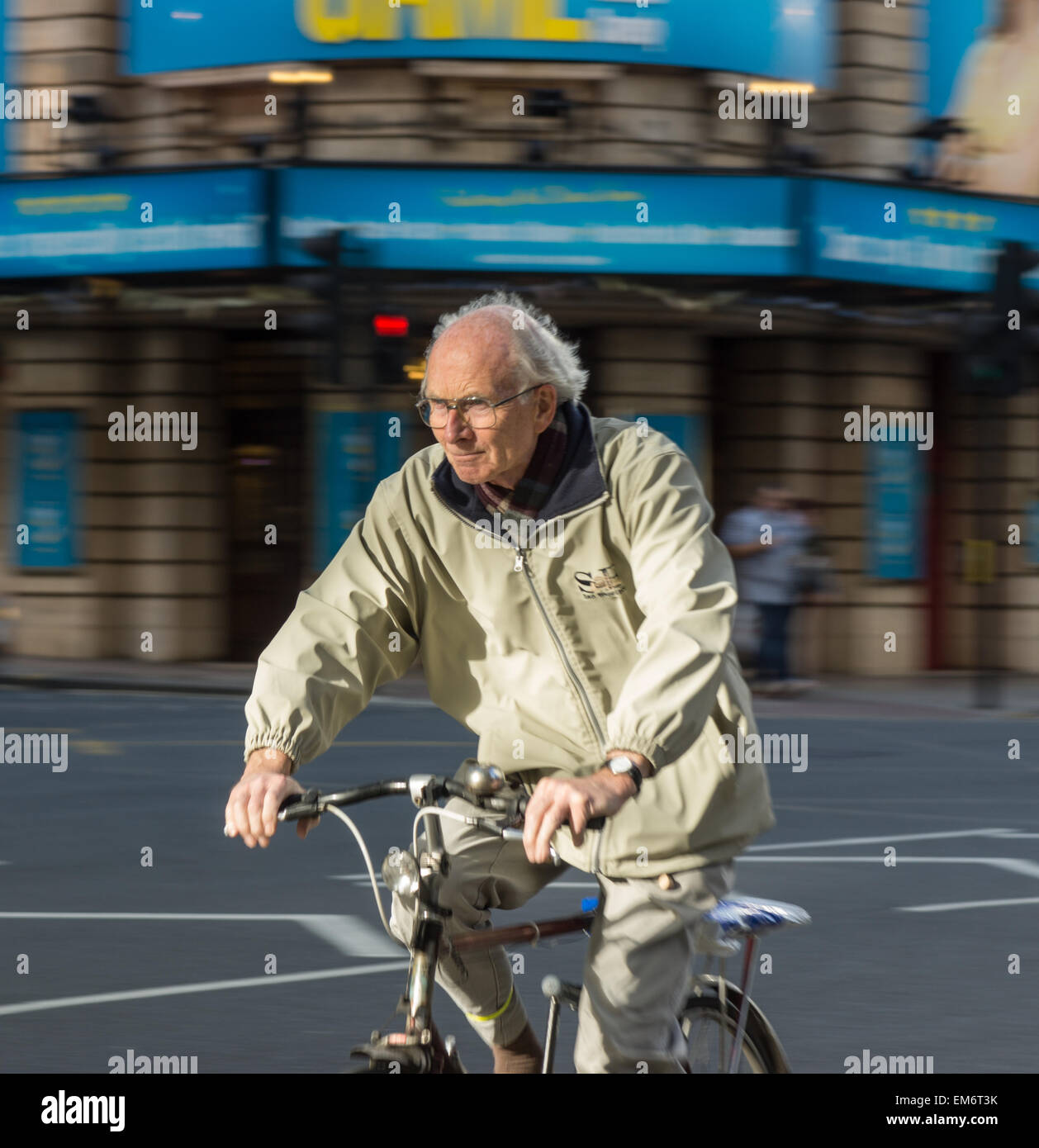 Il vecchio uomo sulla bicicletta vecchio ciclista pensionato Londra ciclismo Foto Stock