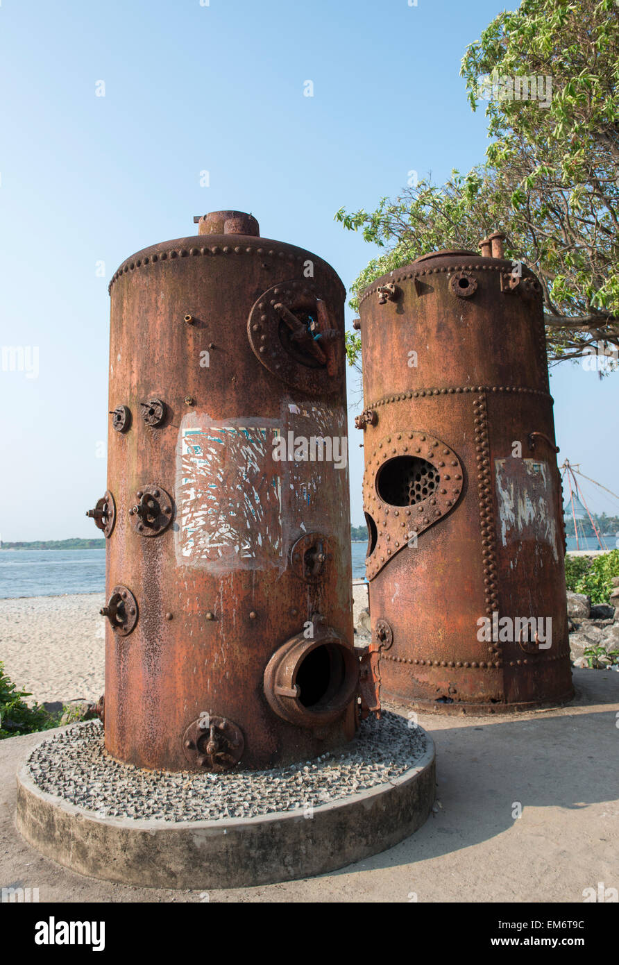 Tamburi arrugginite da spiaggia di Fort Kochi, Kerala India Foto Stock