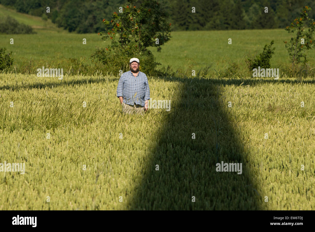 Un uomo si trova all'ombra della turbina eolica Saint Elias vicino alla città di Vilemov nella parte orientale della Repubblica Ceca. Foto Stock