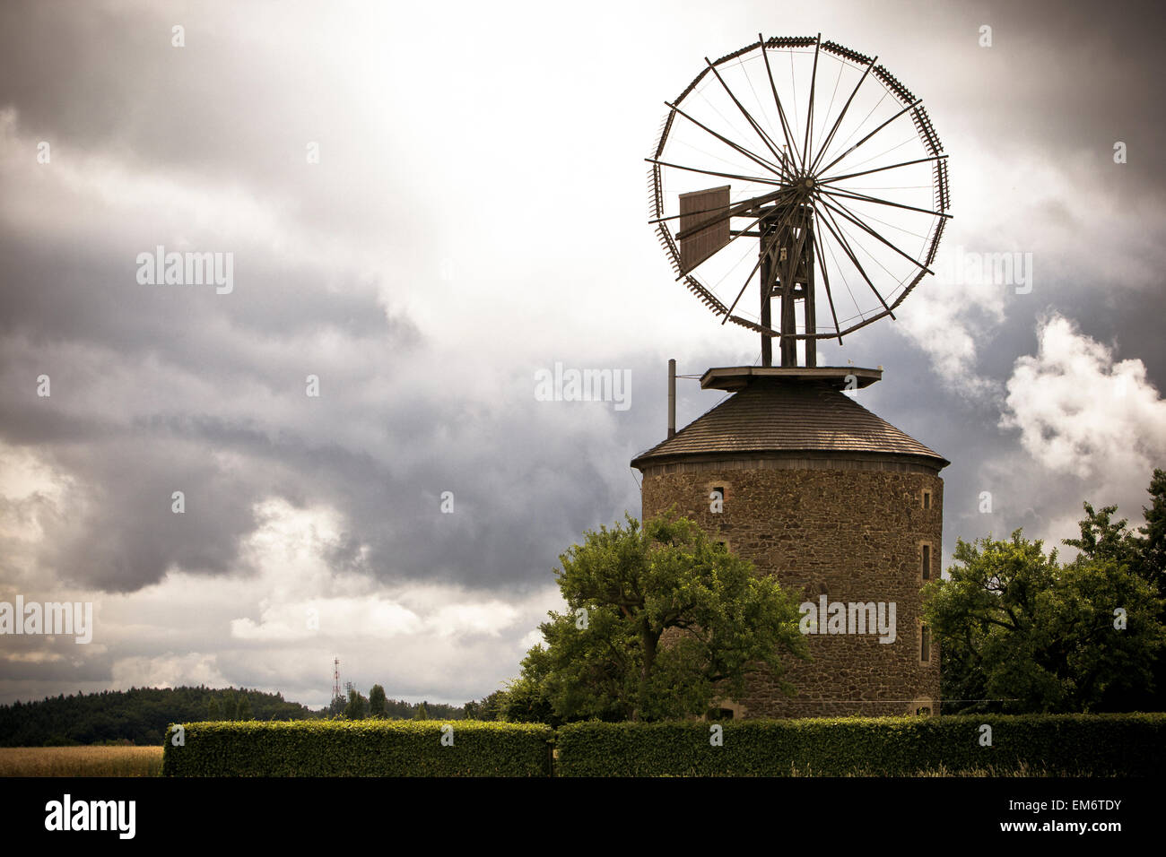 Un vecchio mulino con una unica turbina eolica progettata da Daniel Halladay nel villaggio Ruprechtov, vicino a Brno, Repubblica Ceca. Foto Stock