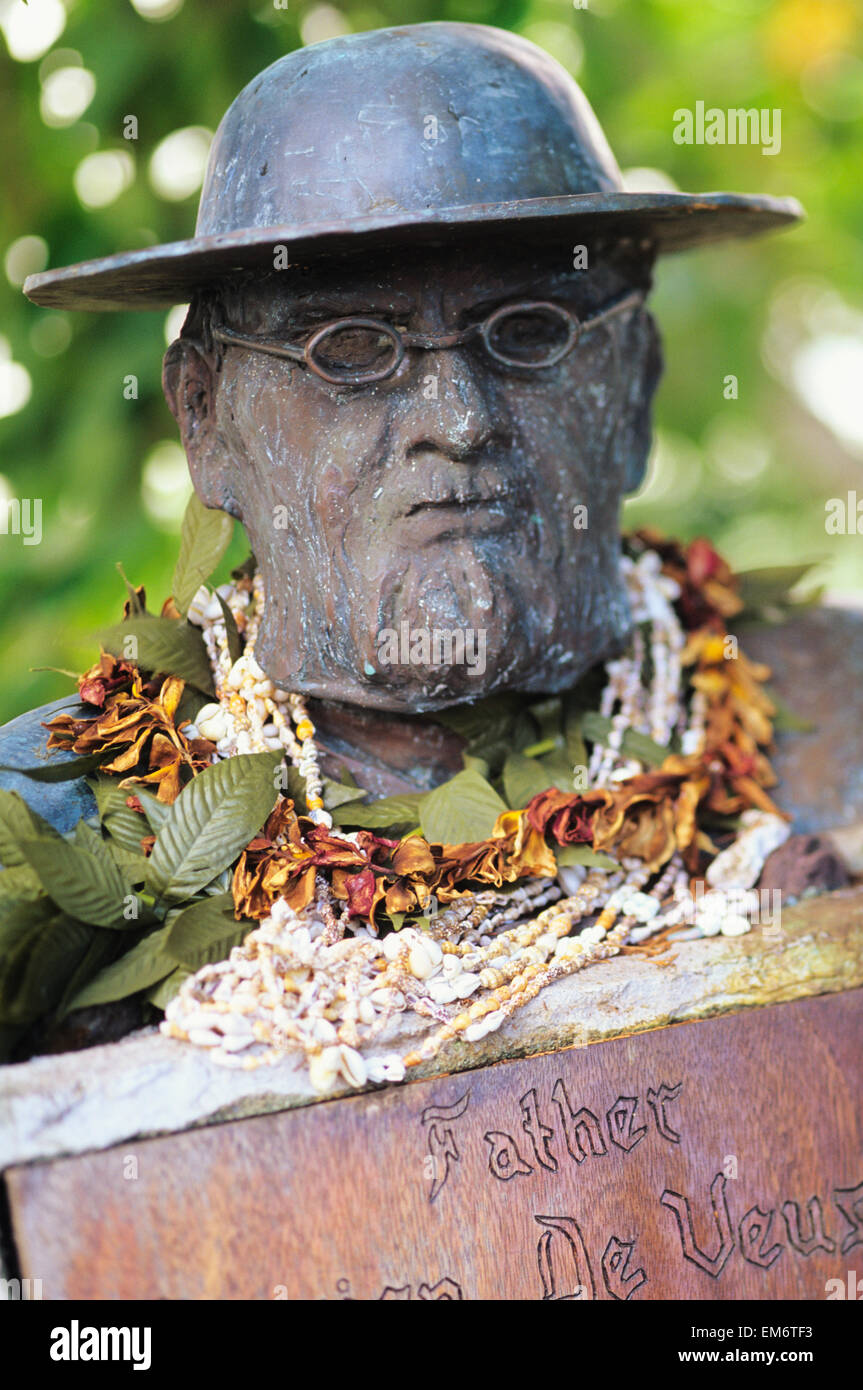 La scultura della testa dell'uomo decorate con perline gioielli e corone in foglia Foto Stock