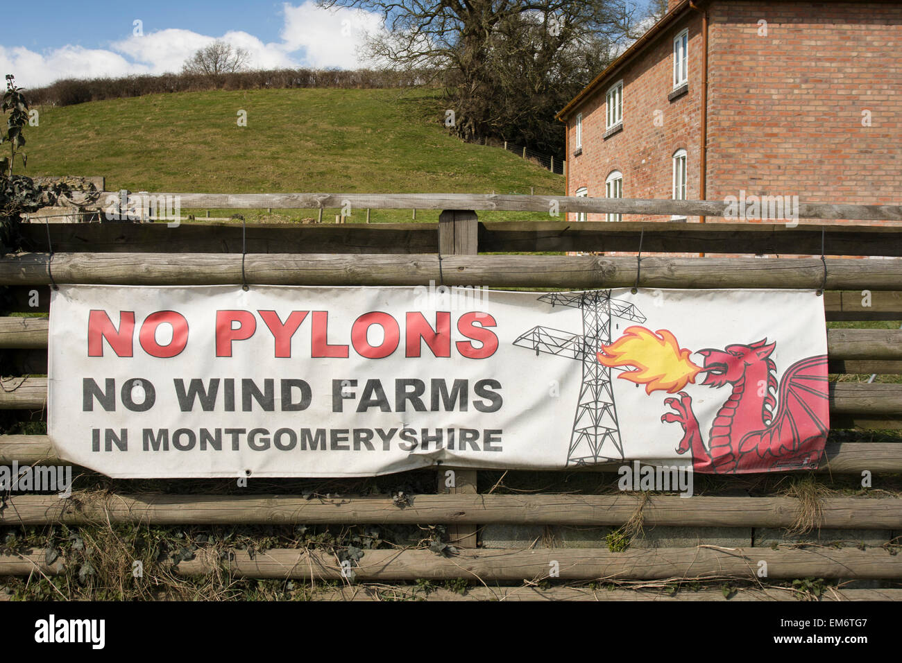 Un anti turbina eolica bulletin board visto nel Montgomeryshire in Galles e il Regno Unito. Foto Stock