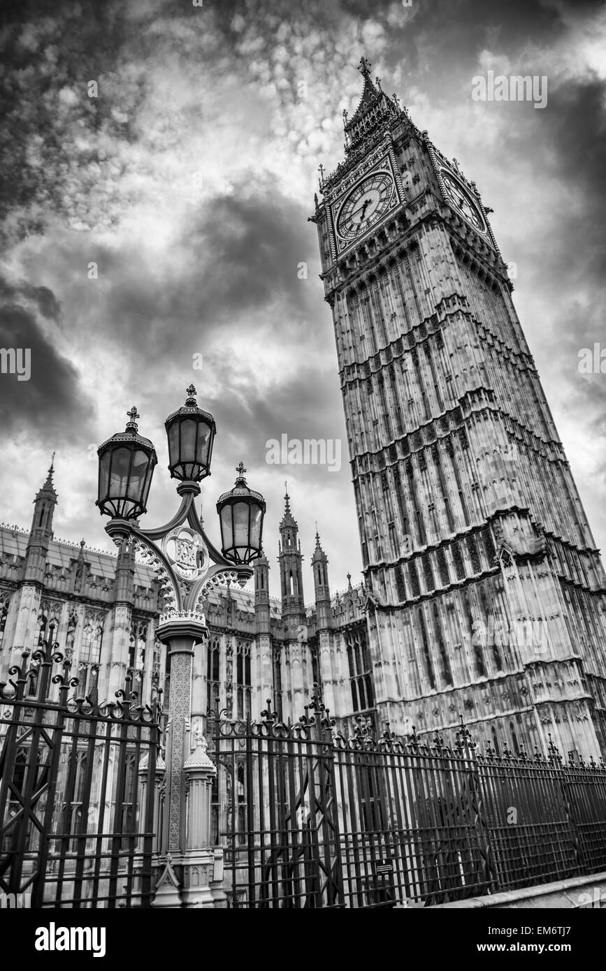 Il Big Ben e il golden e lampada verde post. Londra è veramente magica città in Inghilterra. La sua architettura senza tempo spicca con m Foto Stock