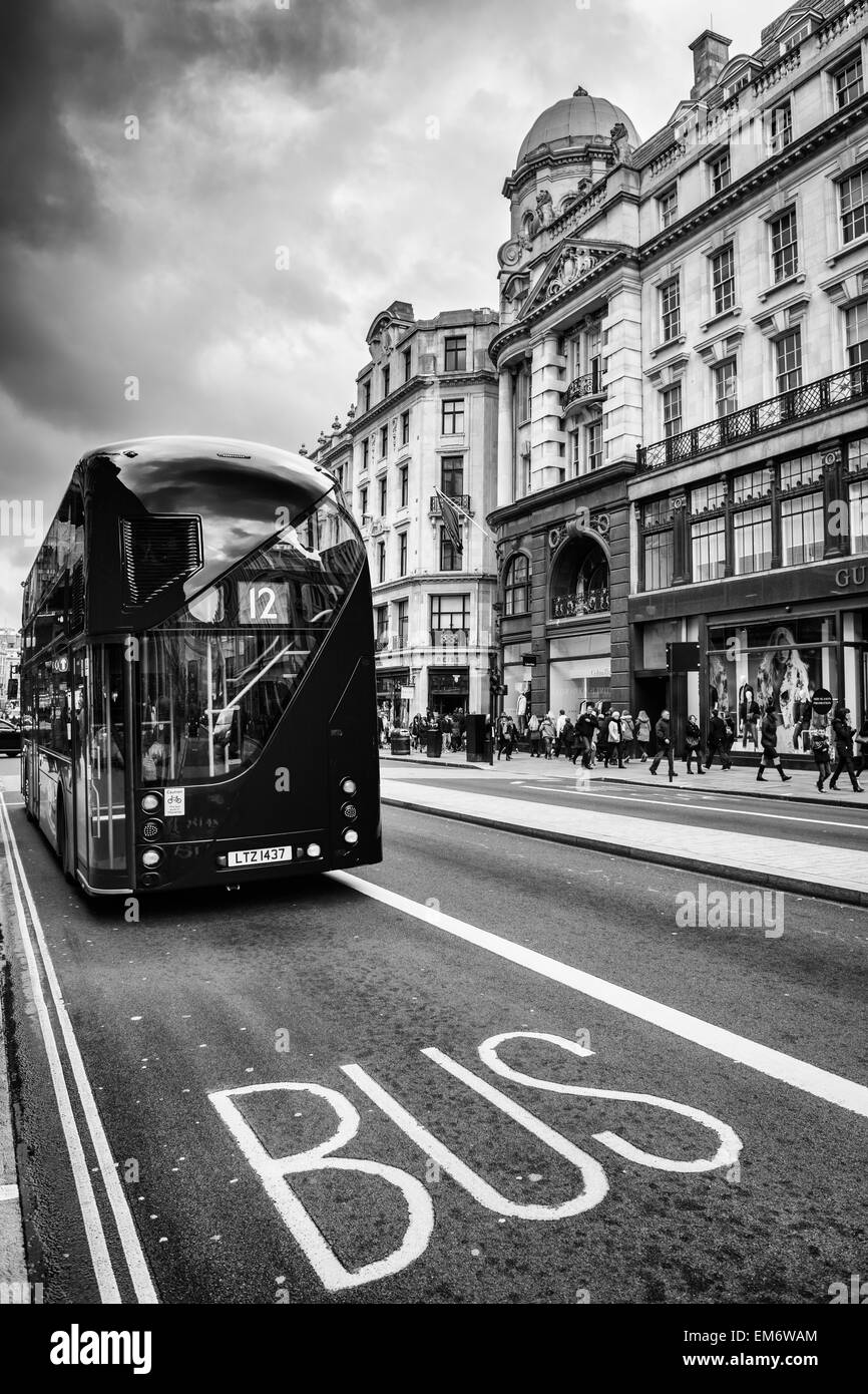Il London Bus è uno di Londra icone principali, l'archetipo rosso posteriore-ingresso Routemaster essendo riconosciuti in tutto il mondo. Foto Stock