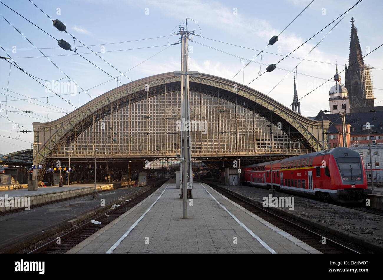 Stazione ferroviaria principale di Hauptbahnhof Colonia, nella Renania settentrionale-Vestfalia (Germania). Foto Stock