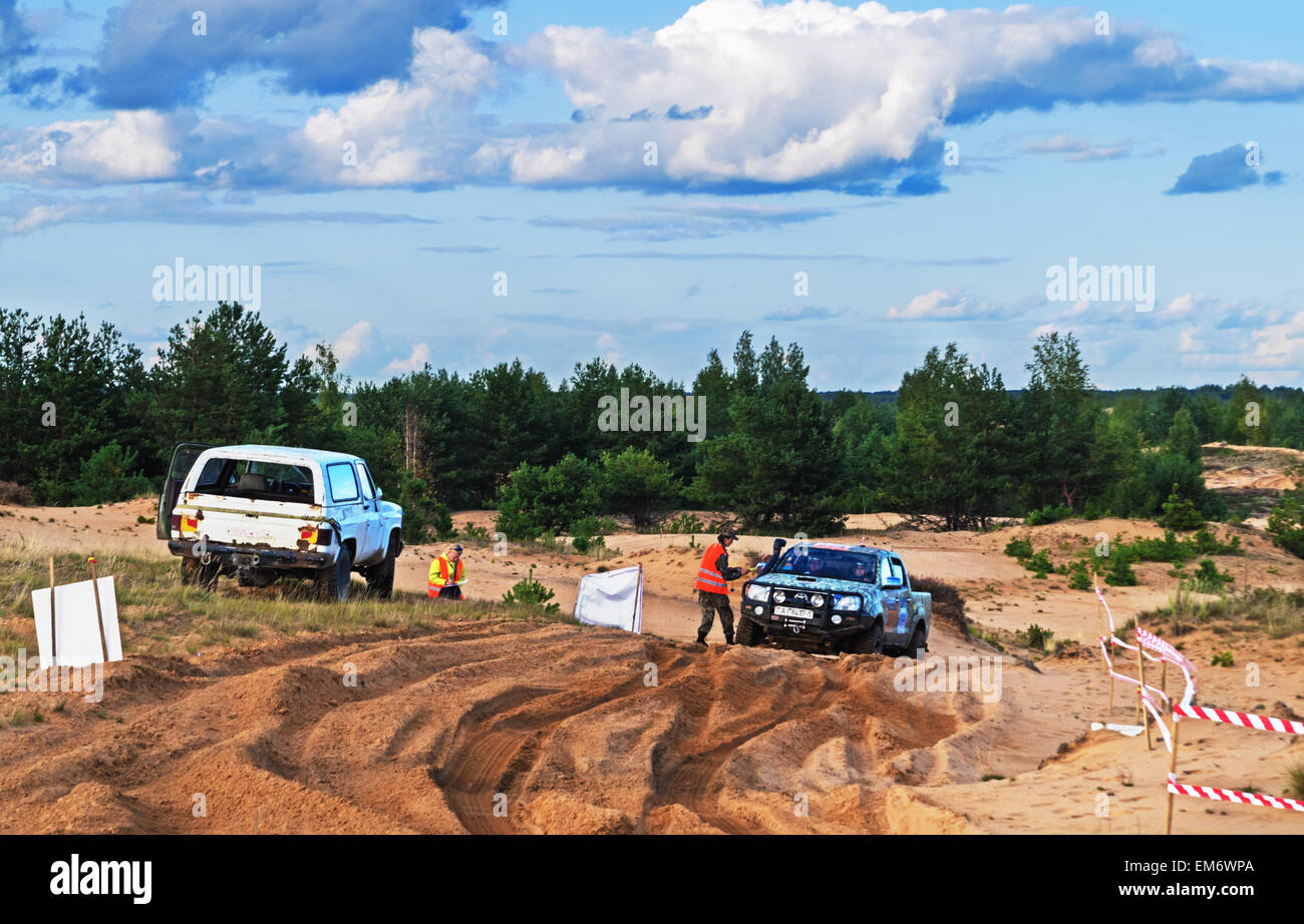 Gare su un rally-raid su dune di sabbia. Rally-raid Baha " Bielorussia " 2014 - primo giorno. Foto Stock