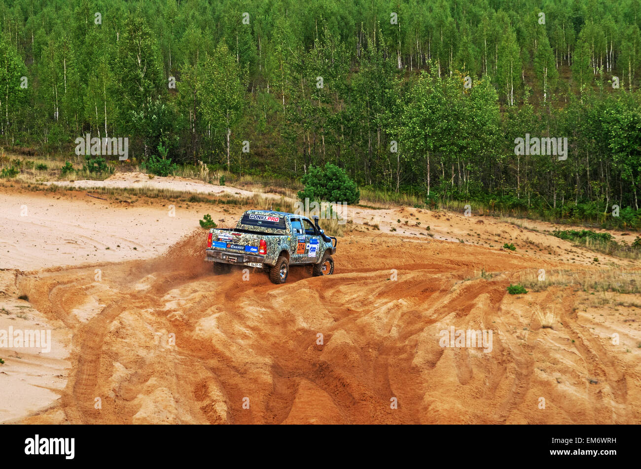 Gare su un rally-raid su dune di sabbia. Rally-raid Baha " Bielorussia " 2014 - primo giorno. Foto Stock