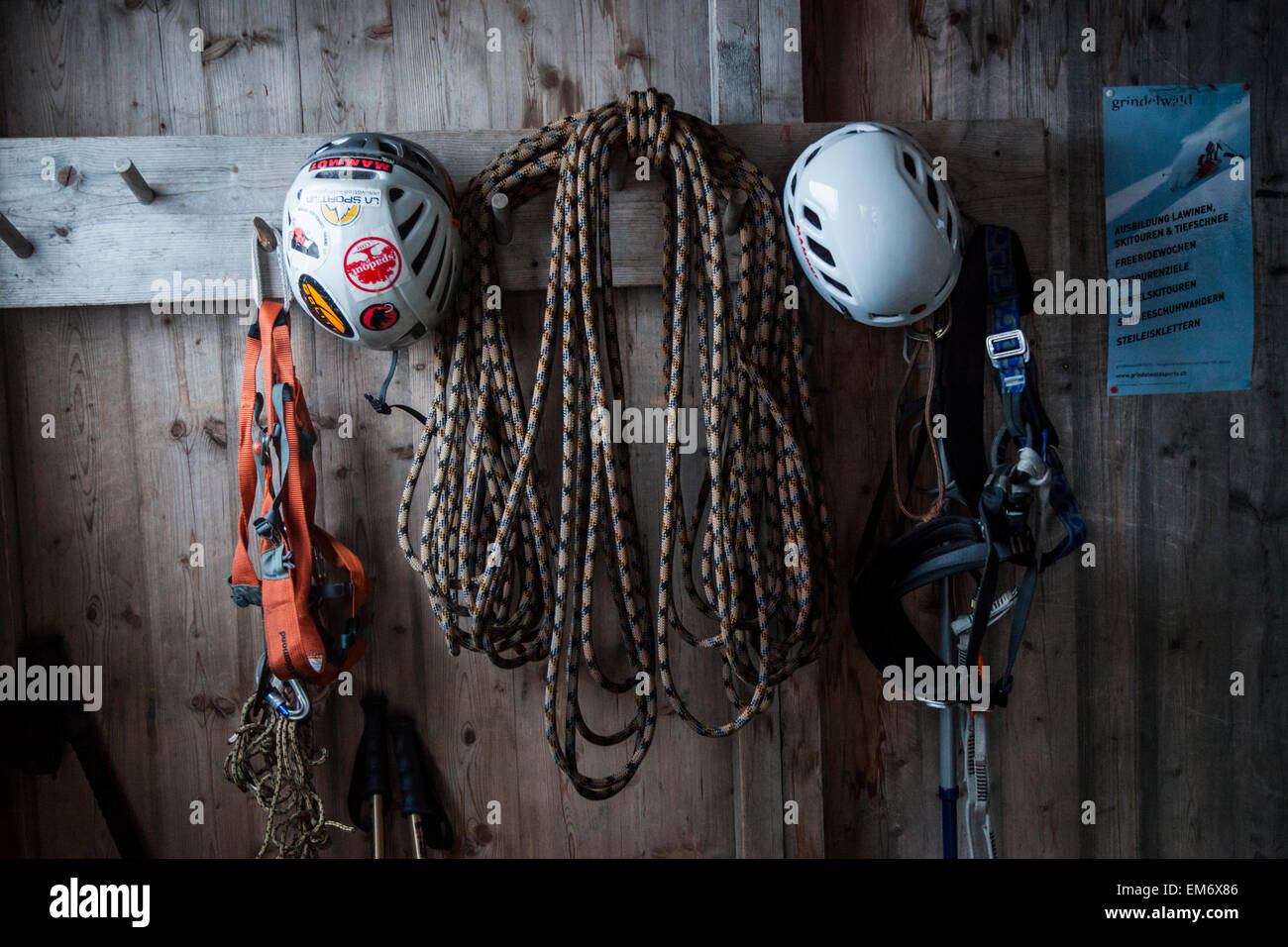 Arrampicata attrezzature appeso su una parete interna di una capanna di backcountry, Berna, Svizzera. Foto Stock