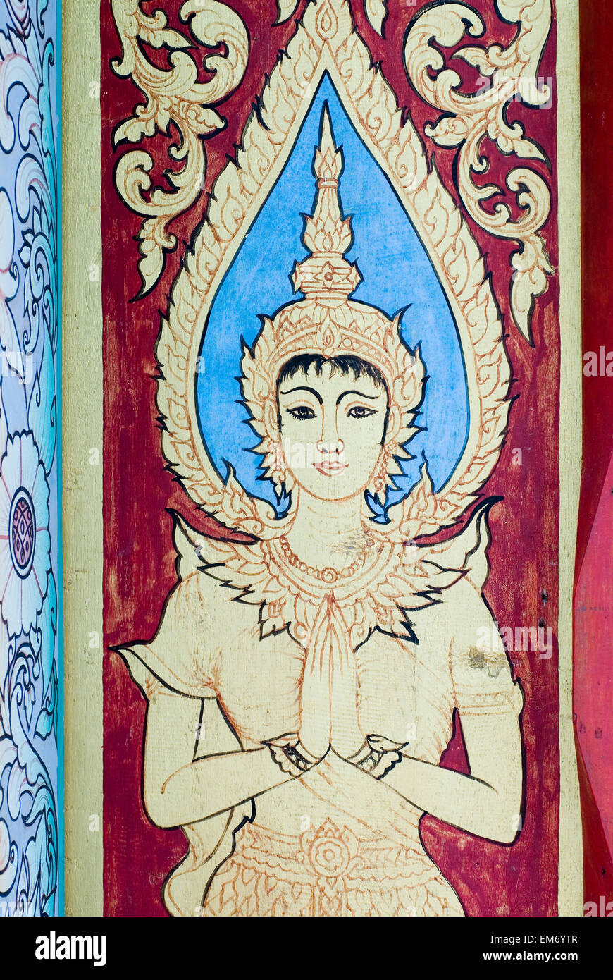 Illustrazione sulla porta del tempio Wat Phra That Jom Jaeng; Mae Sariang, Thailandia Foto Stock