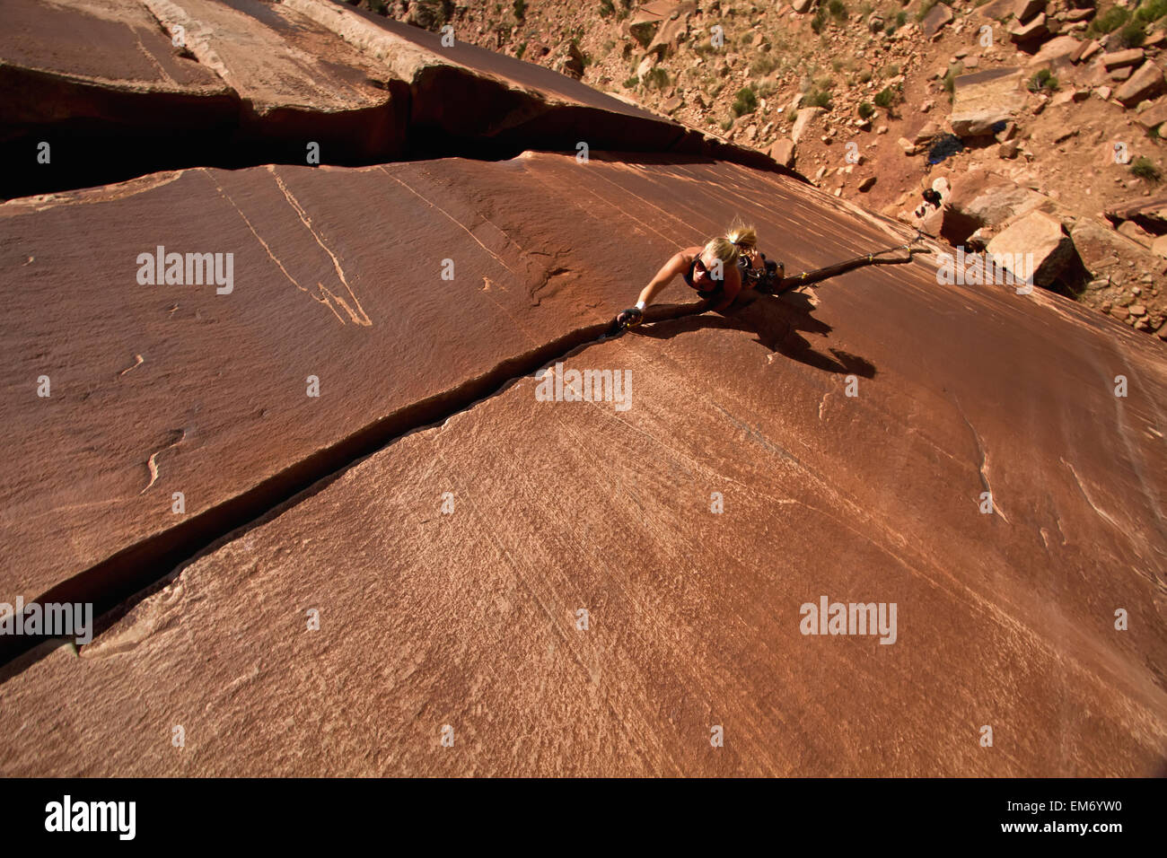 Un rocciatore sulle sole blu 5.0; Indian Creek, Utah, Stati Uniti d'America Foto Stock