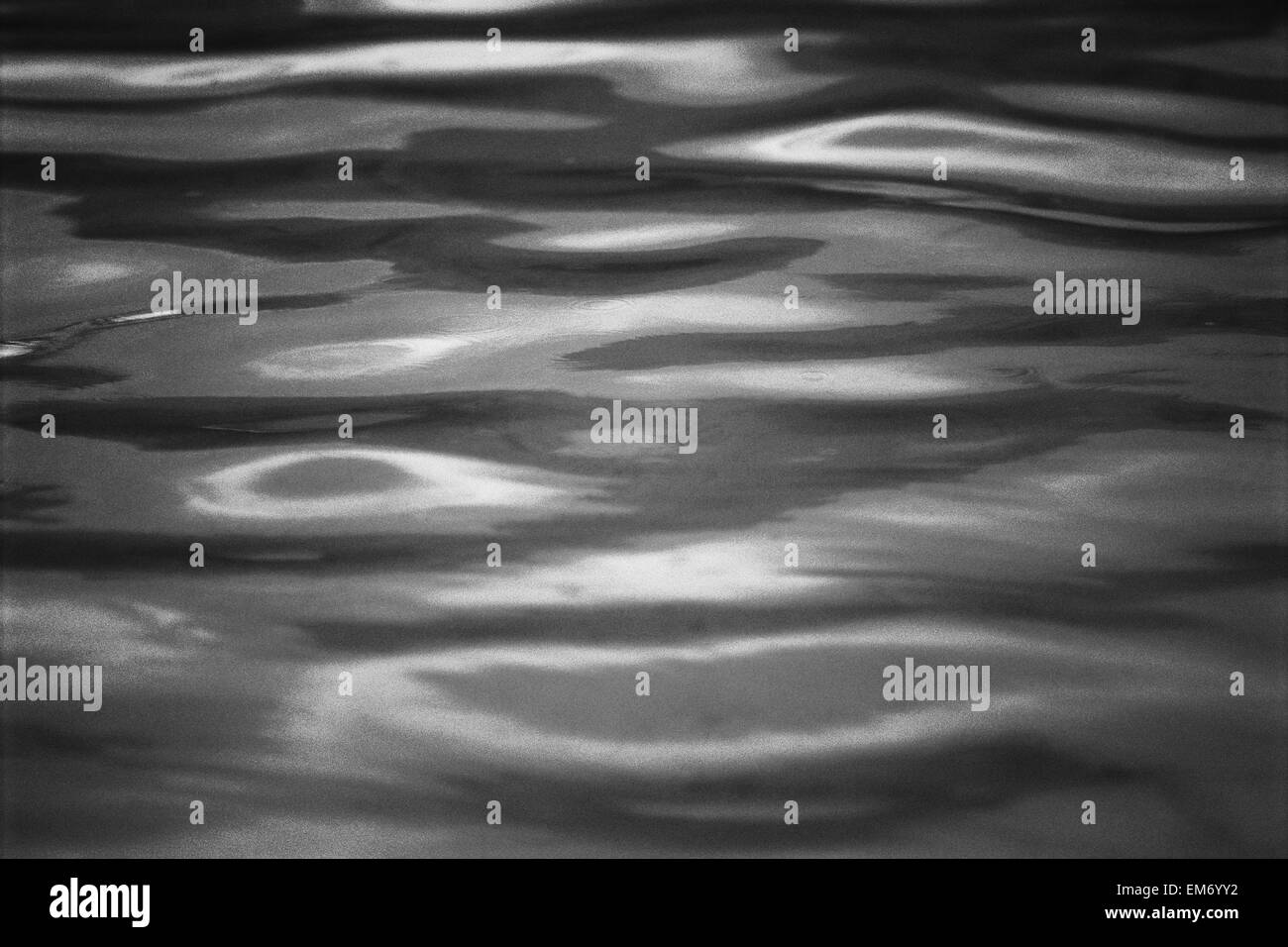Formazioni di acqua e riflessioni (fotografia in bianco e nero). Foto Stock