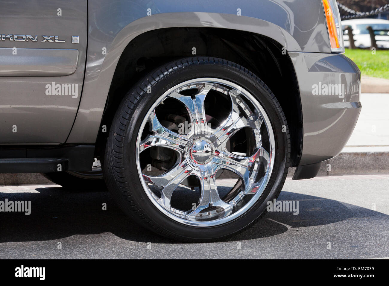 Aftermarket ruota in alluminio su auto - USA Foto Stock