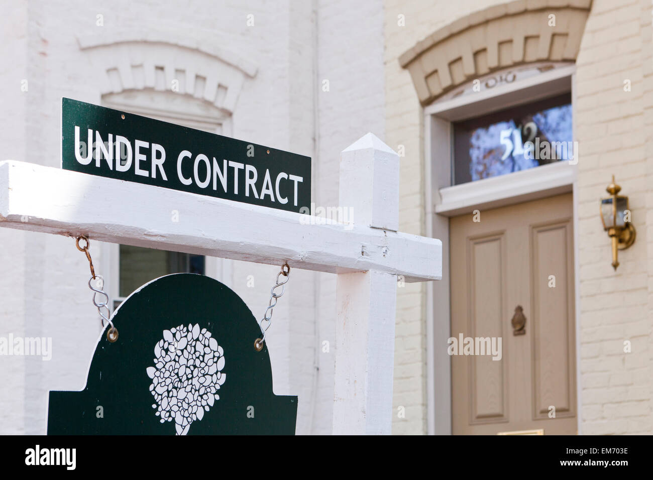 Sotto contratto segno sulla sommità della vendita immobiliare segno - Washington DC, Stati Uniti d'America Foto Stock