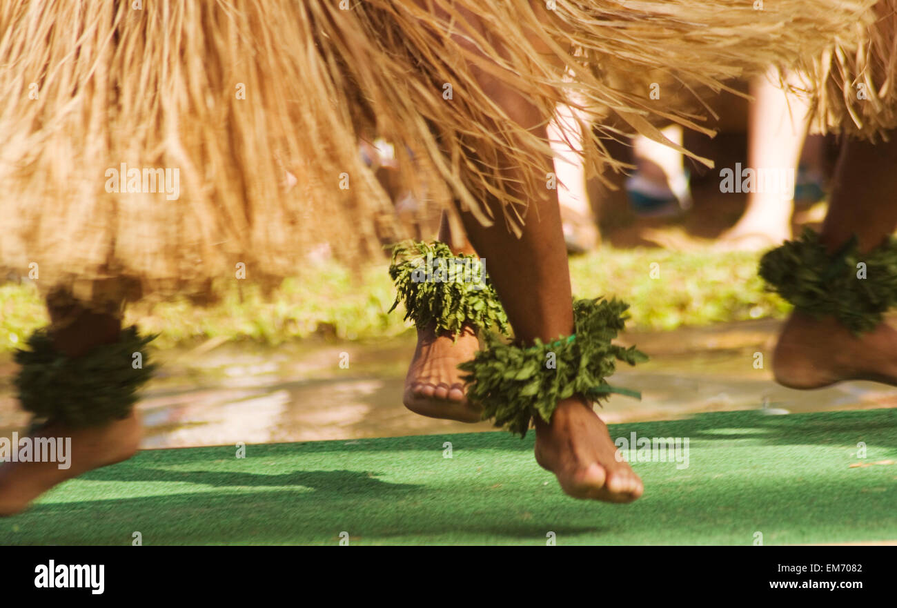 Hawaii, Oahu, Close-Up della ballerina di hula piedi con erba gonne. Foto Stock