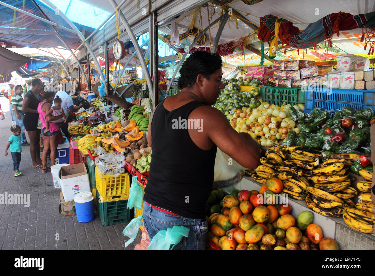 Il coloratissimo mercato all'aperto lungo il molo di Willemstad, Curacao. Foto Stock