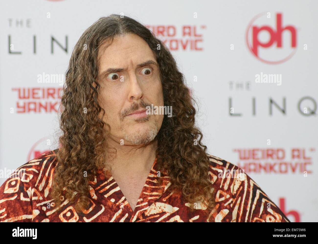 Las Vegas, NV, Stati Uniti d'America. Xvi Apr, 2015. "Weird Al Yankovic" ad una apparizione pubblica per Weird Al Yankovic firma autografi, Sky Shop presso il lungomare di LINQ, Las Vegas NV, Aprile 16, 2015. Credito: James Atoa/Everett raccolta/Alamy Live News Foto Stock