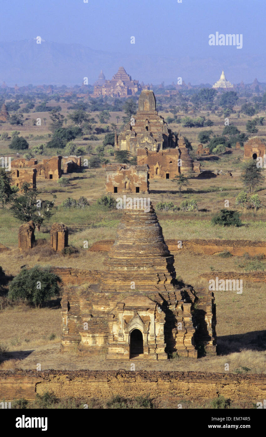 La Birmania (Myanmar), Bagan paesaggio di overhead di templi e stupa, orizzonte nebuloso nella distanza. Foto Stock