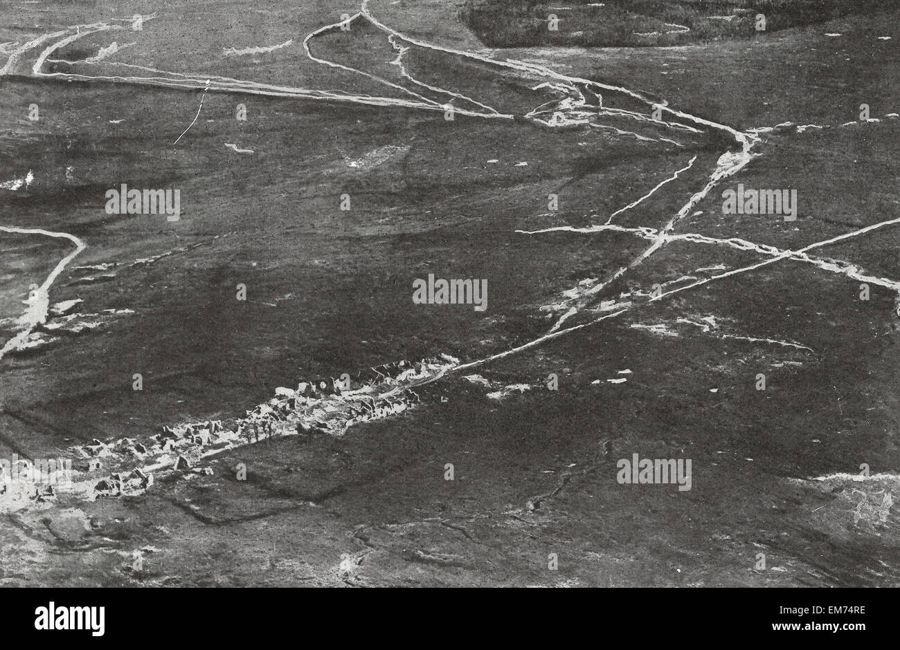 Il villaggio in rovina di Beaumont sulla Mosa come visto da un aeroplano, la Prima Guerra Mondiale Foto Stock