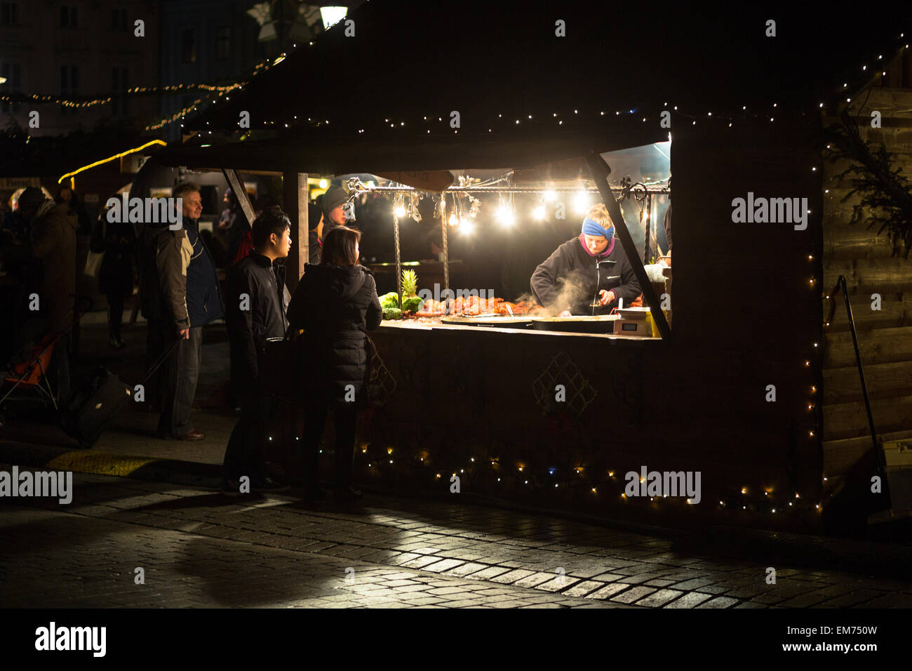 Grill all'aperto durante la notte nel mercato di Natale - Cracovia Polonia Foto Stock