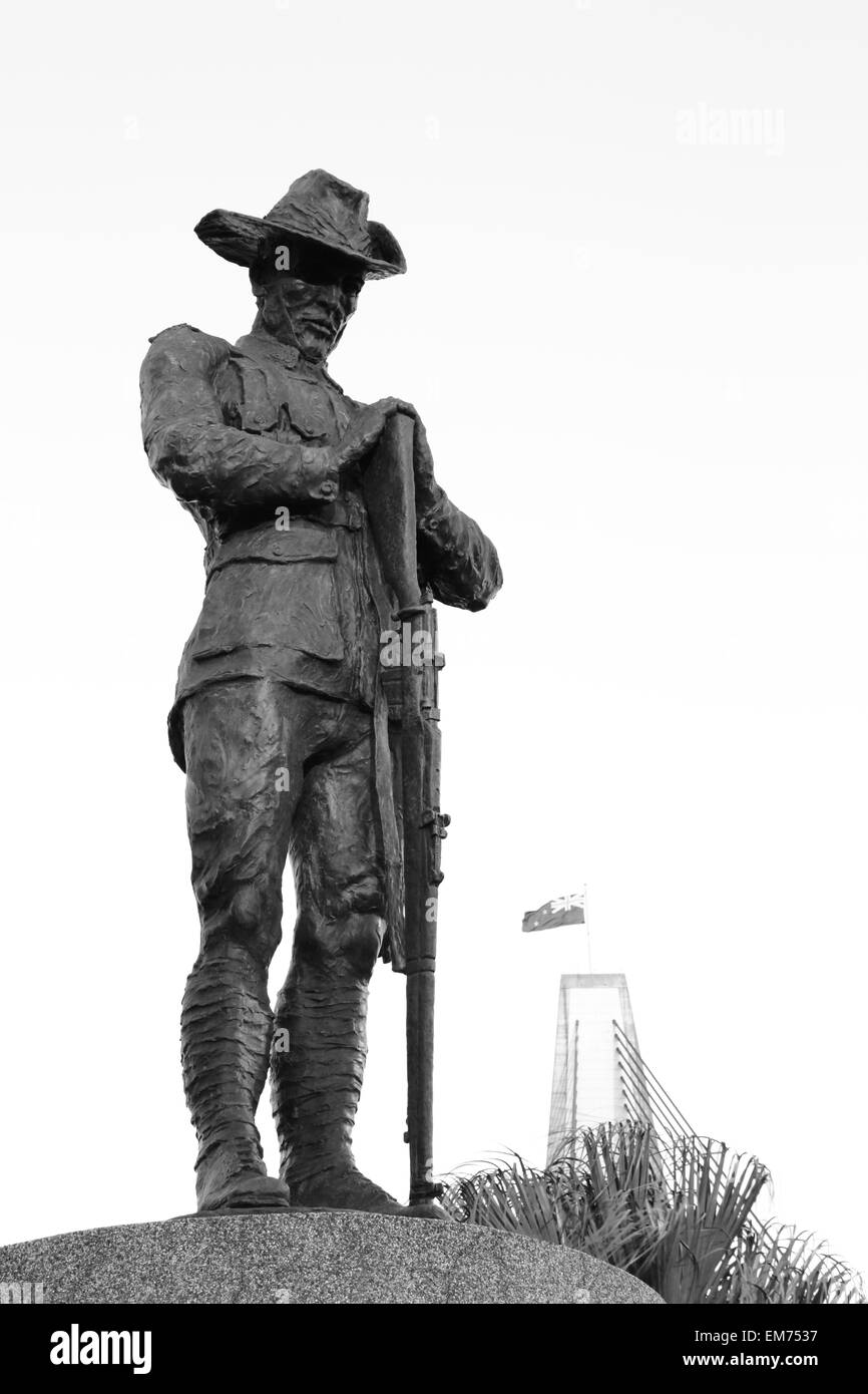 Un memoriale di bronzo statua di un australiano ANZAC soldato ('digger') sull'Anzac Bridge in Sydney, NSW, Australia. Foto Stock