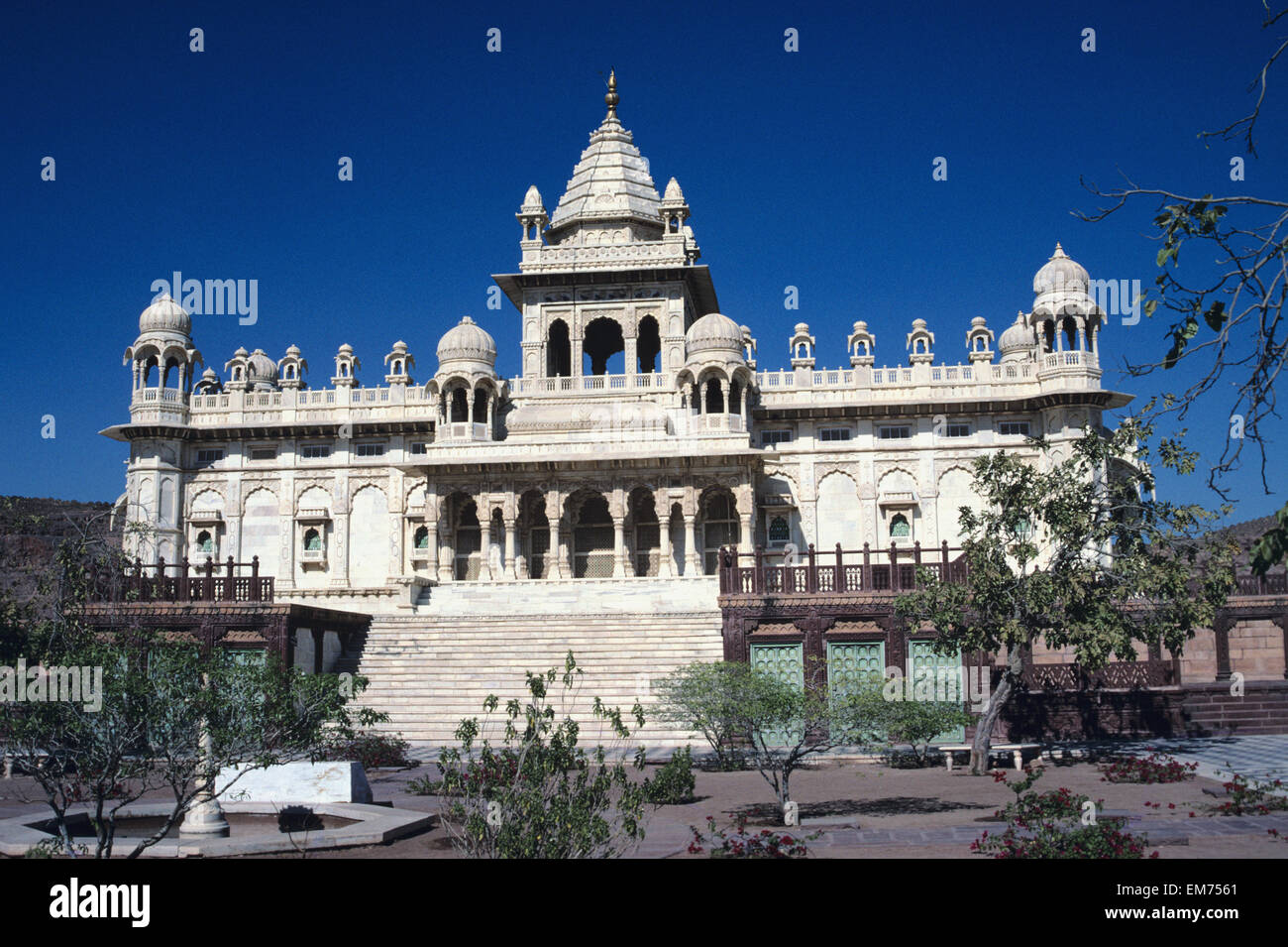 India, Mandore Cenotaphs di Jodhpur righelli, esterno dell edificio bianco contro il cielo blu, vista dalla parte anteriore. Foto Stock