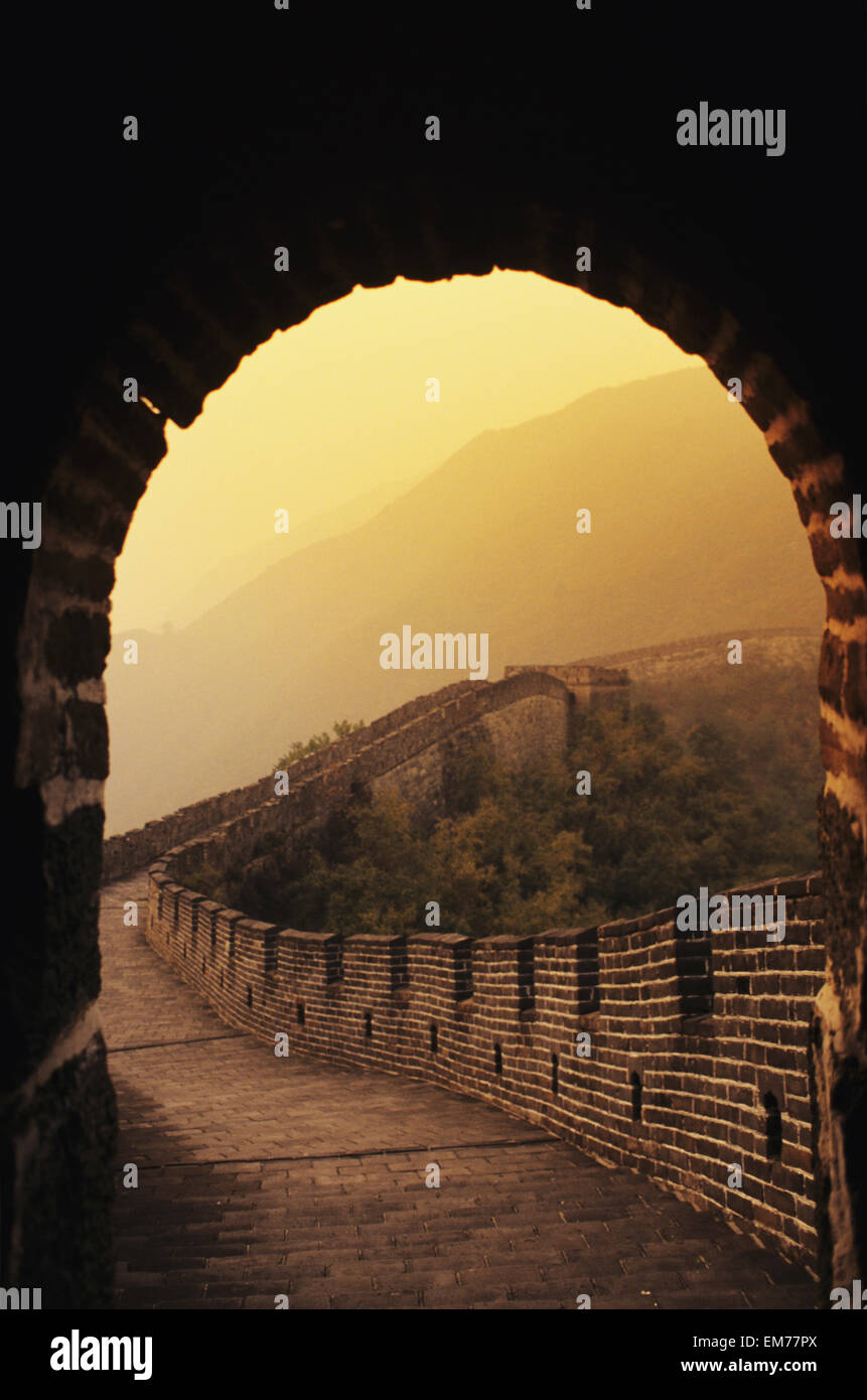 La Cina, la Grande Muraglia Cinese visto dall'interno torre; Mu Tian Yu Foto Stock