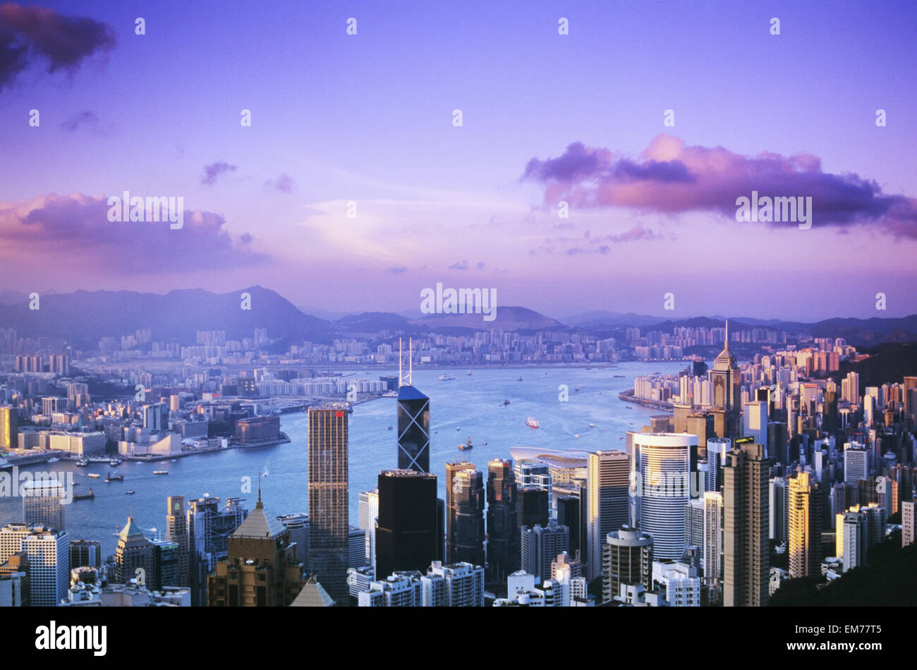 Hong Kong, panoramica del porto e la Skyline al crepuscolo, rosa e viola il cielo Foto Stock