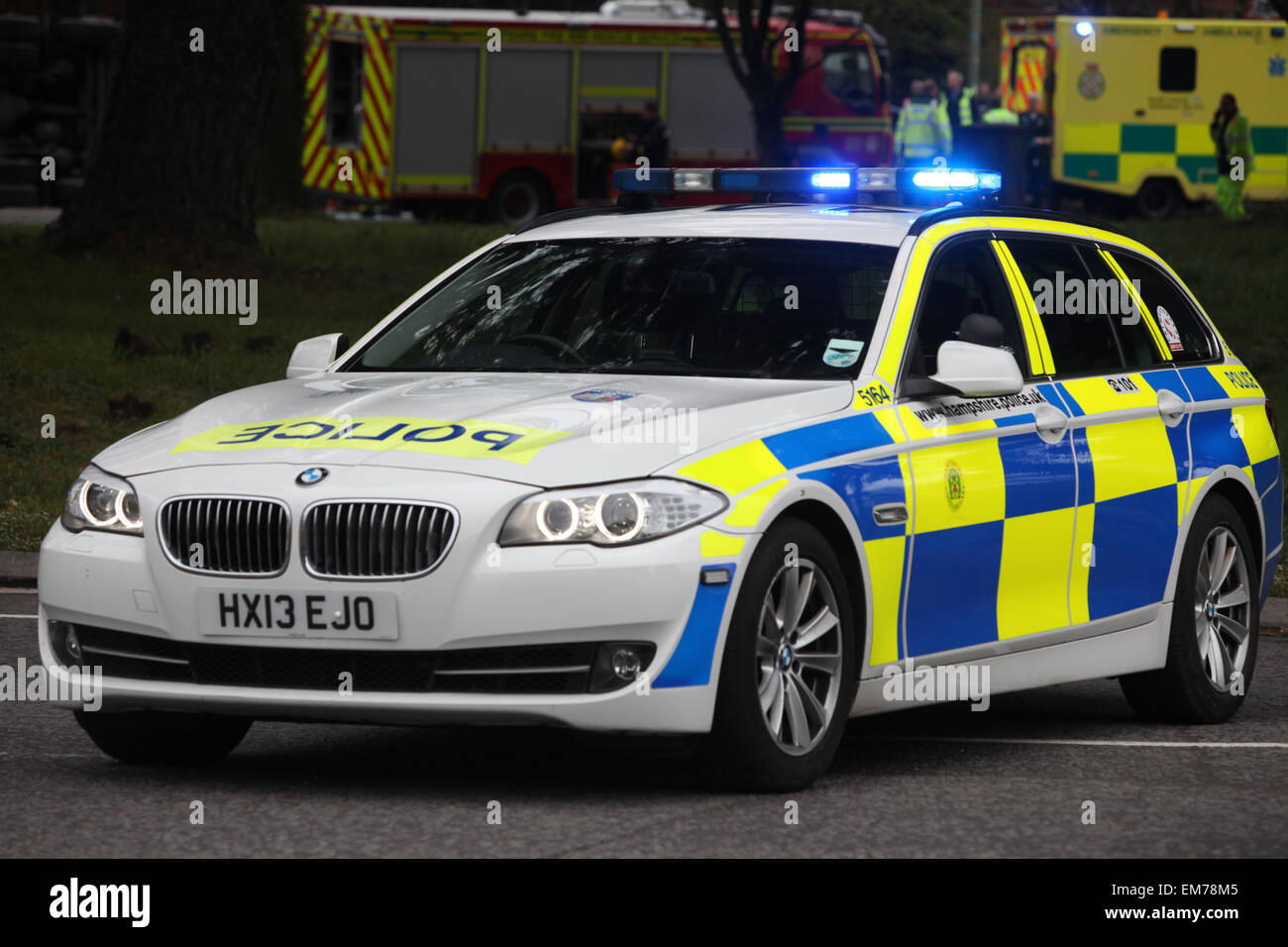 Auto della Polizia di fronte ambulanza e motore Fire servizi di emergenza Foto Stock Auto della Polizia di fronte ambulanza e motore Fire servizi di emergenza Foto Stock