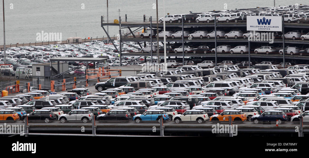 Southampton Docks Mini e Land Rover automobili parcheggiate all Wallenius Wilhelmsen logistics in attesa di esportazione attraverso un trasportatore di auto Foto Stock