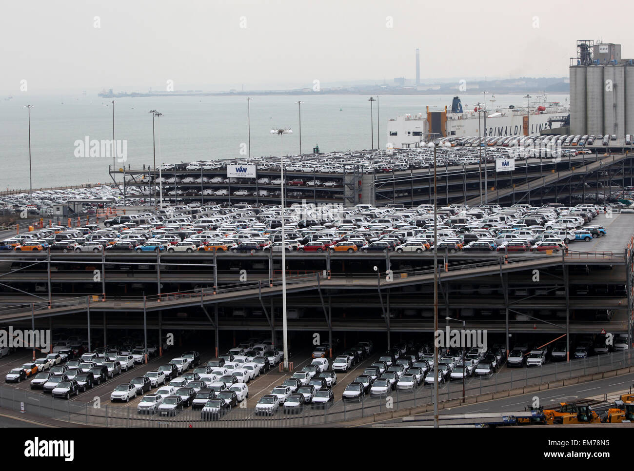 Southampton Docks Mini e Land Rover automobili parcheggiate all Wallenius Wilhelmsen logistics in attesa di esportazione attraverso un trasportatore di auto Foto Stock