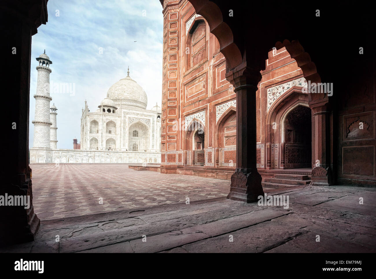 Taj Mahal tomba e moschea nell'arco al blue sky in Agra, Uttar Pradesh, India Foto Stock