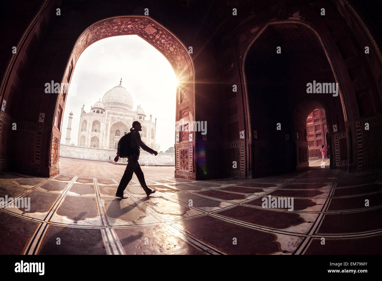 Turistico con zaino camminando nella moschea arch vicino al Taj Mahal di Agra, Uttar Pradesh, India Foto Stock