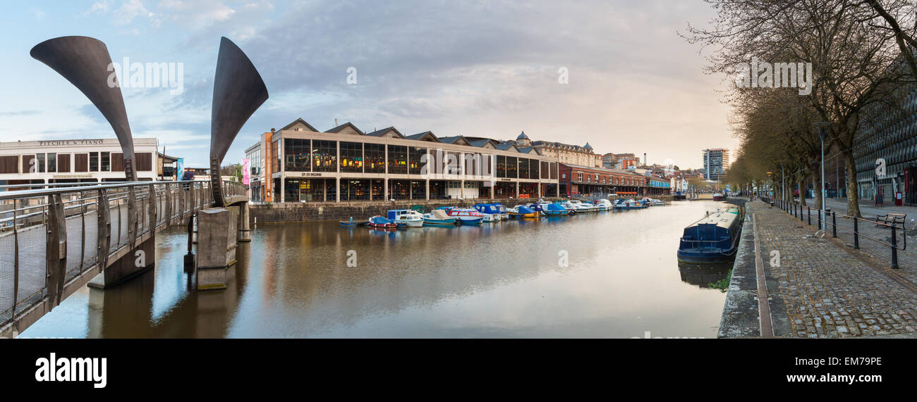 Una panoramica dei ristoranti lungo Harbourside all'alba nel centro città di Bristol, Regno Unito Foto Stock