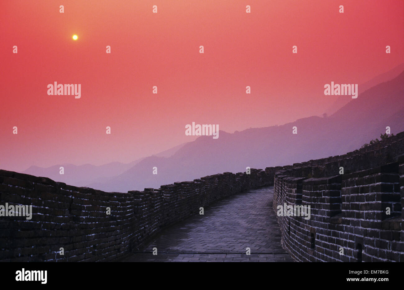 Cina, Mu Tian Yu, la Grande Muraglia della Cina, luminoso cielo rosso e luna remota Foto Stock
