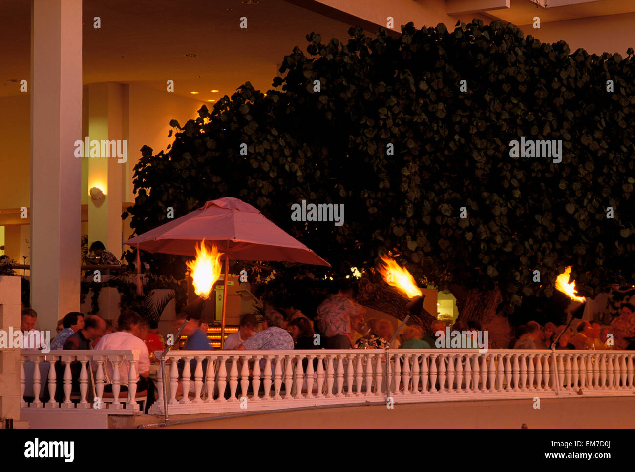 Hawaii, Oahu, Waikiki, Kaimana Beach Hotel Ristorante, Outdoor cocktail al tramonto. Foto Stock