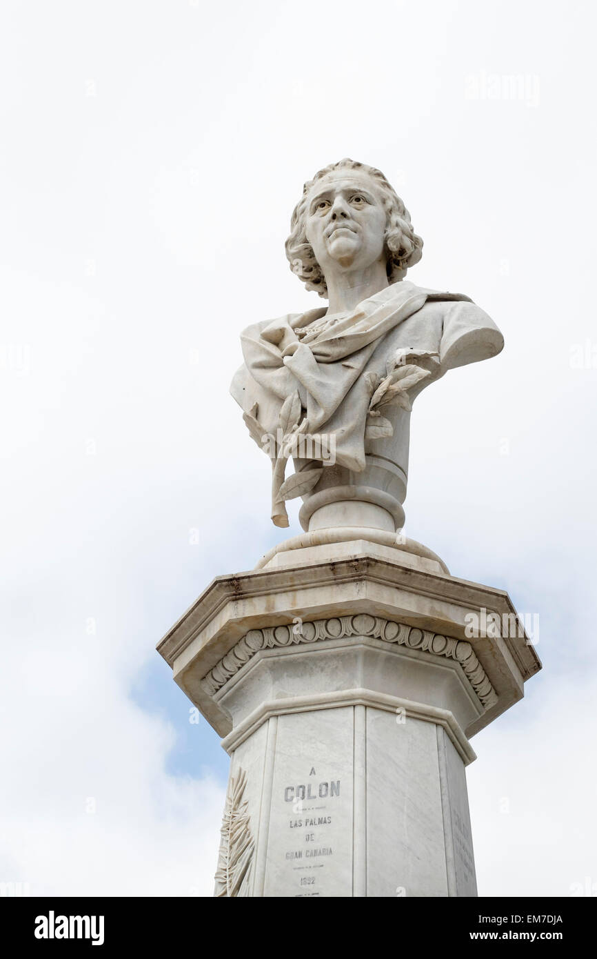 Un busto in marmo di Cristoforo Colombo si appoggia su un 15m colonna, Alameda de Colon Square, Las Palmas di Gran Canaria Foto Stock