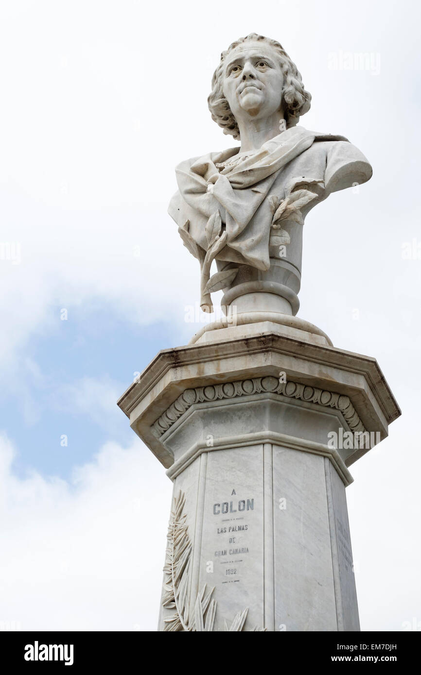Un busto in marmo di Cristoforo Colombo si appoggia su un 15m colonna, Alameda de Colon Square, Las Palmas di Gran Canaria Foto Stock