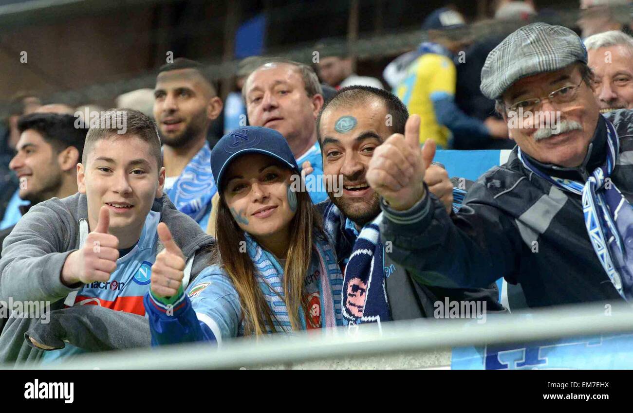 Wolfsburg, Germania. Xvi Apr, 2015. Napoli fans sedere in tribuna in Europa League quarti di finale prima gamba-match tra VfL Wolfsburg e SSC Napoli nell'Arena Volkswagen a Wolfsburg, in Germania, 16 aprile 2015. Foto: PETER STEFFEN/dpa/Alamy Live News Foto Stock