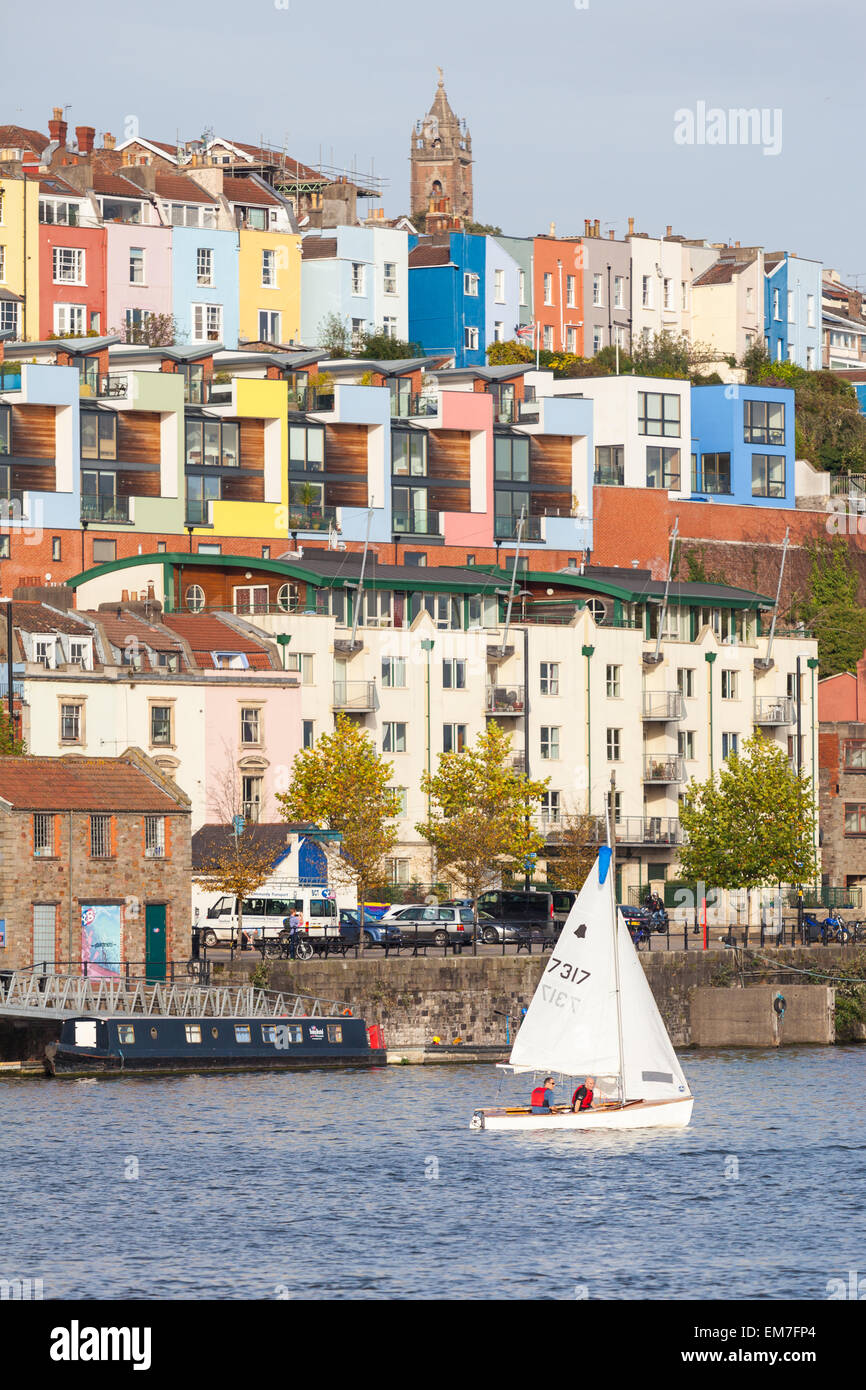 Le case colorate di Hotwells in Bristol. Cabot Tower è visibile in lontananza. Foto Stock